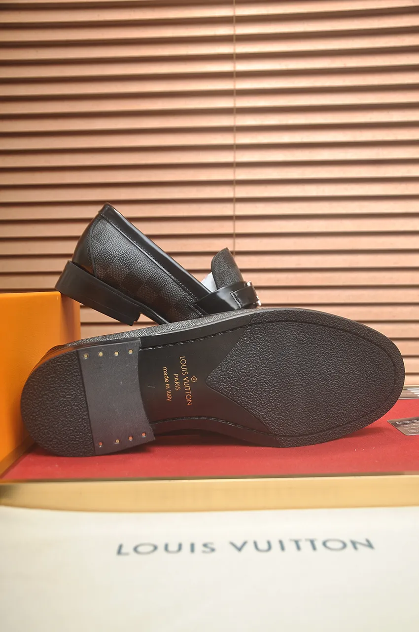 Men's men's shoes 💰540💶 [LV] (original single cowhide lining) 🍀LV's latest genuine leather business suit shoes are launched simultaneously on the official website. The first-layer cowhide imported from Italy is made of heavy gold, 💥official website 1:1 rubber outsole. Versatile to wear, high-end without losing class, and the color combination is extraordinary. This four-season style is alluring when worn on your feet, showing off your big-name flair. Standard code 39-45 (45 customized)